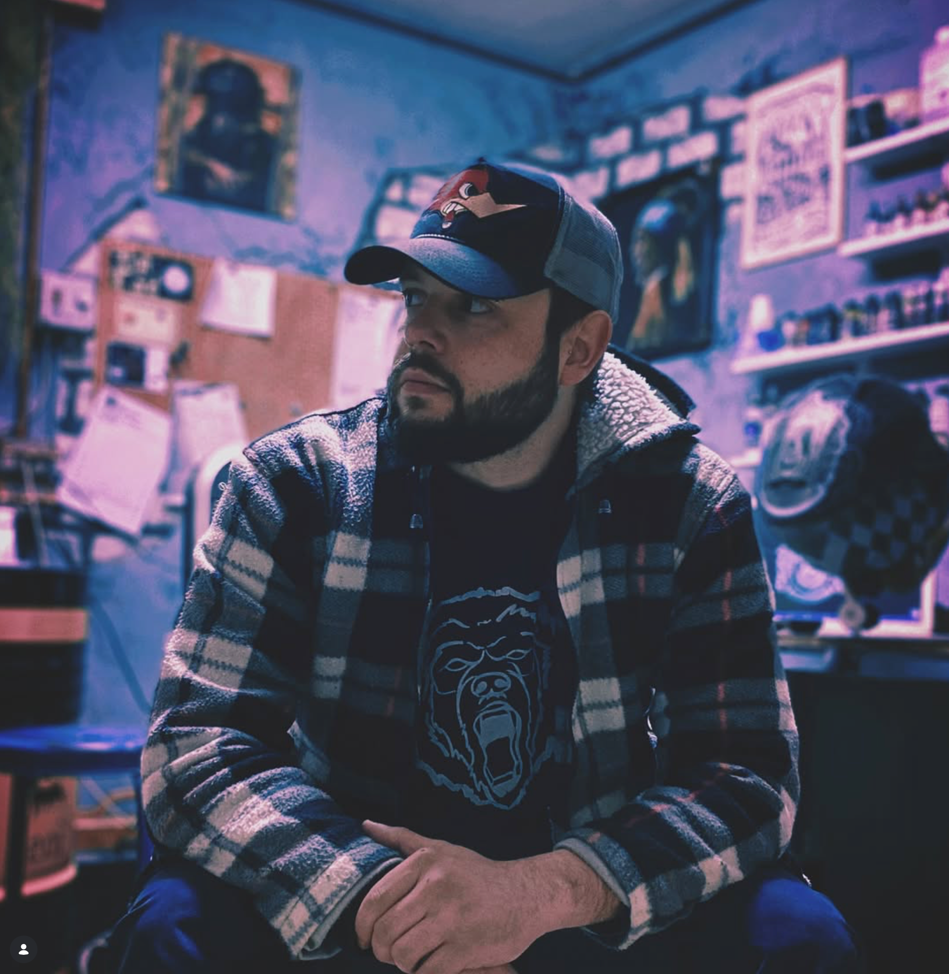 Davide Salvadori, Grizzly Airbrush, seated in his art studio